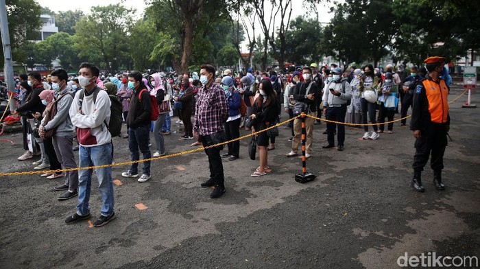 Antrean Penumpang KRL di Stasiun Bekasi Sejumlah calon penumpang berjalan menuju pintu masuk Stasiun Bekasi, Jawa Barat, Senin (1/2/2021). Antrean penumpang KRL Commuter Line tersebut terjadi akibat kebijakan pembatasan jumlah penumpang di setiap rangkaian kereta untuk mencegah penyebaran wabah COVID-19.