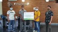  Kepala Cabang PT Sharia Multifinance Astra cabang Malang Muhamat Kusaini (kedua dari kanan) dalam peresmian pembukaan kantor cabang PT Sharia Multifinance Astra didampingi Syariah Account Officer (SYAO) Bachtiar Adi Nugraha (paling kiri) dan Collection Head Melda Heri Mulyantoko (paling kanan) dan turut dihadiri oleh perwakilan calon konsumen Bifi Abdul Malik (kedua dari kiri). Dok. Astra