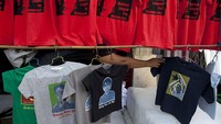 Pedagang menjajakan kaos bergambar Aung San Suu Kyi. Saat ini pemimpin Myanmar itu ditahan oleh militer Myanmar. Aung San Suu Kyi ditahan dalam sebuah penggerebekan dini hari.