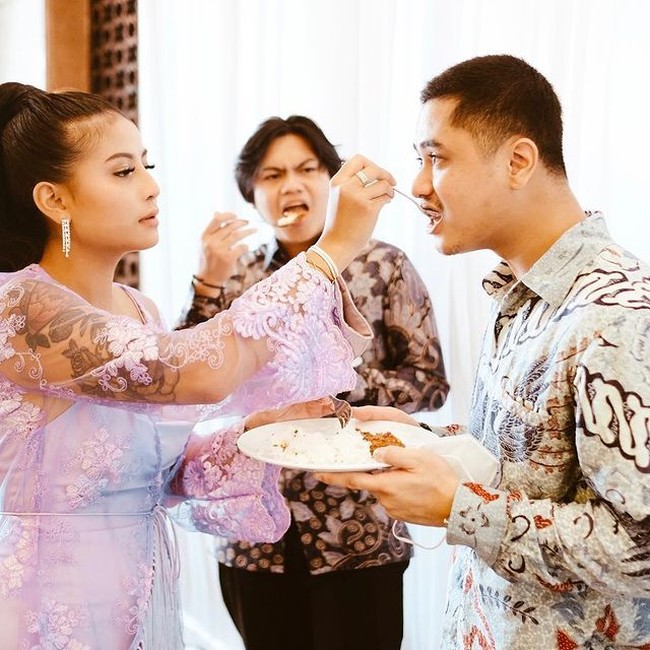 Yang tak kalah menjadi sorotan adalah kedekatan Awkarin dengan para mantannya di pernikahan Sarah Gibson. Awkarin terlihat berpose bersama Sabian Tama dan Gangga. Foto: Instagram/@awkarin