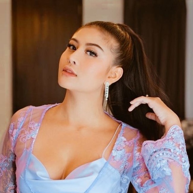 Selebgram cantik Awkarin juga melakukan prosedur kecantikan berupa filler untuk membuat hidungnya jadi terlihat lebih mancung. Hal itu dilakukan Awkarin agar dirinya bisa menjadi lebih percaya diri. Foto: Instagram/@awkarin