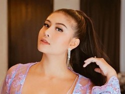 8 Potret Menawan Awkarin Jadi Bridesmaid, Gandeng 2 Mantan Pacarnya