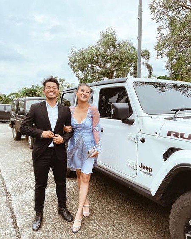 Tak hanya karena penampilannya, Awkarin juga menjadi sorotan karena dirinya terlihat datang dengan menggandeng seorang pria. Diketahui pria tersebut bernama Sadam. Foto: Instagram/@awkarin