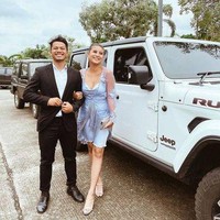 Tak hanya karena penampilannya, Awkarin juga menjadi sorotan karena dirinya terlihat datang dengan menggandeng seorang pria. Diketahui pria tersebut bernama Sadam. Foto: Instagram/@awkarin