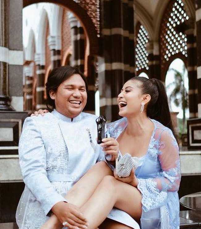 Ini adalah momen ketika Awkarin tengah berpose bersama Keanu. Keduanya terlihat bahagia dan tertawa bersama. Foto: Instagram/@awkarin