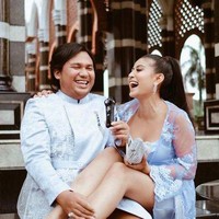 Ini adalah momen ketika Awkarin tengah berpose bersama Keanu. Keduanya terlihat bahagia dan tertawa bersama. Foto: Instagram/@awkarin