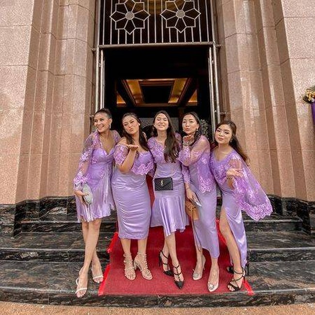 Awkarin dan para bridesmaid lainnya terlihat mengenakan seragam bridesmaid berwarna ungu dengan outer berpayet. Bagaimana menurutmu penampilannya ini? Foto: Instagram/@awkarin