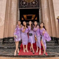 Awkarin dan para bridesmaid lainnya terlihat mengenakan seragam bridesmaid berwarna ungu dengan outer berpayet. Bagaimana menurutmu penampilannya ini? Foto: Instagram/@awkarin