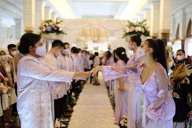 Beberapa selebgram lain yang juga tampak hadir dalam acara pernikahan tersebut adalah Keanu dan mantan kekasihnya, Sabian Tama. Foto: Instagram/@awkarin