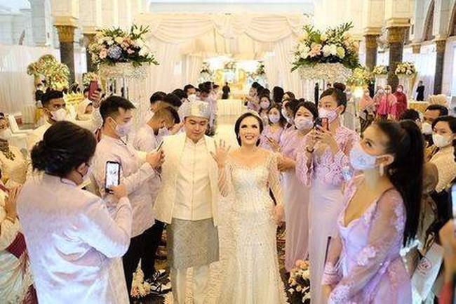 Penampilan Awkarin kembali mencuri perhatian saat dirinya menghadiri acara pernikahan selebgram Sarah Gibson pada Minggu (31/1/21). Tak hanya Awkarin, acara pernikahan tersebut juga dihadiri oleh beragam selebgram ternama. Foto: Instagram/@awkarin