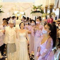 Penampilan Awkarin kembali mencuri perhatian saat dirinya menghadiri acara pernikahan selebgram Sarah Gibson pada Minggu (31/1/21). Tak hanya Awkarin, acara pernikahan tersebut juga dihadiri oleh beragam selebgram ternama. Foto: Instagram/@awkarin