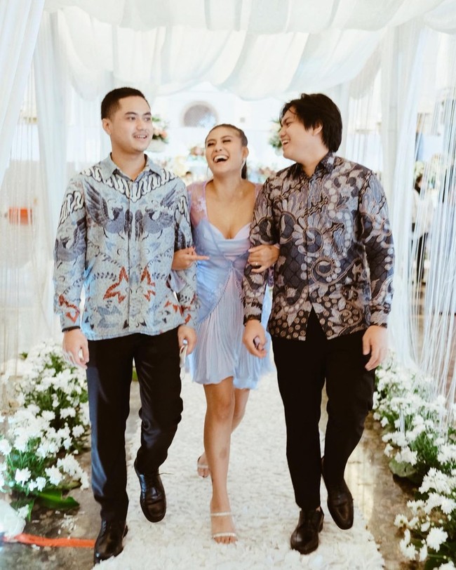 Awkarin bahkan terlihat berpose menggandeng kedua mantannya itu dan mengunggahnya di Instagram pribadinya. Tak sedikit yang memuji Awkarin karena bisa tetap akur dengan para mantannya. Foto: Instagram/@awkarin