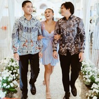 Awkarin bahkan terlihat berpose menggandeng kedua mantannya itu dan mengunggahnya di Instagram pribadinya. Tak sedikit yang memuji Awkarin karena bisa tetap akur dengan para mantannya. Foto: Instagram/@awkarin