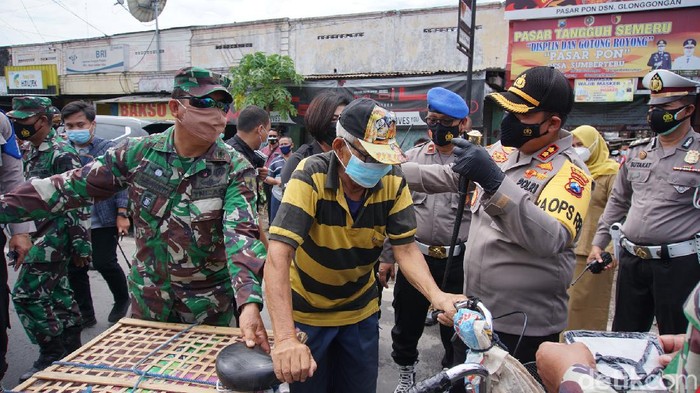 Kabupaten Mojokerto ditargetkan menjadi zona kuning atau wilayah dengan risiko rendah penyebaran COVID-19 dalam waktu dekat. Untuk mewujudkannya, kepatuhan masyarakat terhadap protokol kesehatan (prokes) terus ditingkatkan.