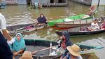 Bantuan Korban Banjir Kalsel Disalurkan Lewat Sampan