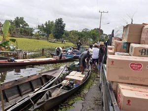 Bantuan Korban Banjir Kalsel Disalurkan Lewat Sampan