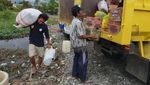 Bantuan Korban Banjir Kalsel Disalurkan Lewat Sampan