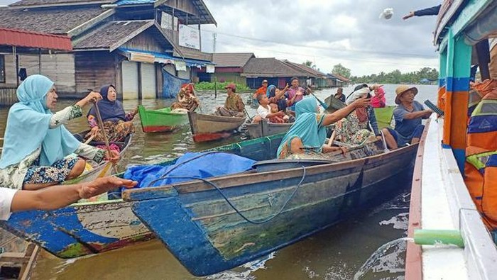 Bantuan Korban Banjir Kalsel Disalurkan Lewat Sampan Bantuan untuk para korban banjir Kalsel terus disalurkan hingga pelosok menggunakan perahu sampan.