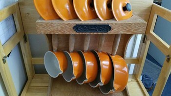 “Mertua saya brillian, membeli peralatan masak Le Creuset ini tahun 1977,” tulis netizen yang memajang foto ini. Sampai saat ini, benda ini masih bagus dan terus digunakan. Foto: Bored Panda