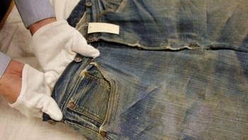 Jeans Levis ini konon adalah yang tertua di dunia dengan usia sudah 136 tahun. Foto: Bored Panda