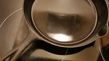 Wajan yang sudah berusia sekitar 80 tahun dan masih dipakai sampai sekarang. Foto: Bored Panda