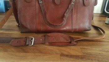 Tas bermerk Oxford yang disebut dibuat pada tahun 1880-an. “Kakek saya menggunakannya ketika dia mulai masuk SMA di 1951,” tulis netizen yang memajangnya. Foto: Bored Panda