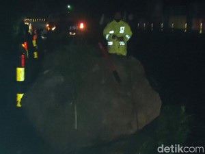 Batu Besar Jatuh dari Lereng ke Pantura Probolinggo, Lalin Sempat Terganggu