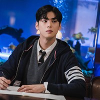 Diprediksi sebagai aktor Korea pendatang baru yang akan bersinar, Cha Eun Woo sebenarnya sudah memulai debut aktingnya pada 2014. Saat itu dia menjadi pemeran pendukung film Korea My Brilliant Life. Ia lalu menjadi aktor utama saat membintangi drakor My ID is Gangnam Beauty. Dan Cha Eun Woo semakin populer sejak berperan sebagai Su Ho di drakor True Beauty. Foto: dok. tvN