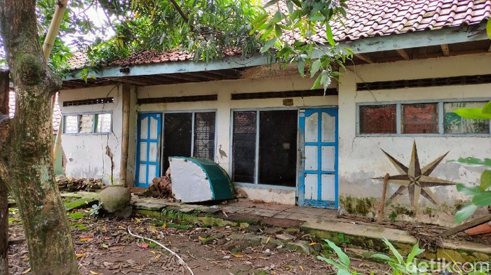 Suasana hening begitu terasa ketika memasuki sebuah dusun bernama Tarikolot di Majalengka. Ratusan rumah disana terbengkalai karena ditinggal penghuninya.