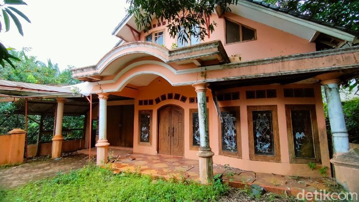 Suasana hening begitu terasa ketika memasuki sebuah dusun bernama Tarikolot di Majalengka. Ratusan rumah disana terbengkalai karena ditinggal penghuninya.
