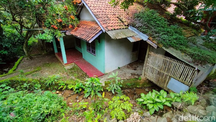 Suasana hening begitu terasa ketika memasuki sebuah dusun bernama Tarikolot di Majalengka. Ratusan rumah disana terbengkalai karena ditinggal penghuninya.