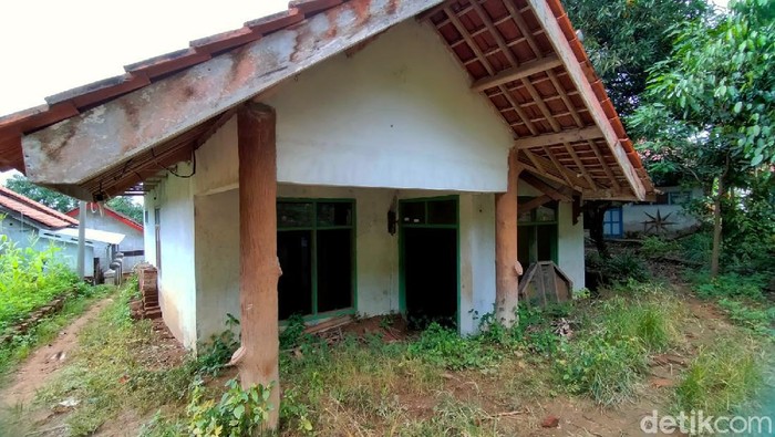 Desa Mati bak Chernobyl Ini Ada di Majalengka Suasana hening begitu terasa ketika memasuki sebuah dusun bernama Tarikolot di Majalengka. Ratusan rumah disana terbengkalai karena ditinggal penghuninya.