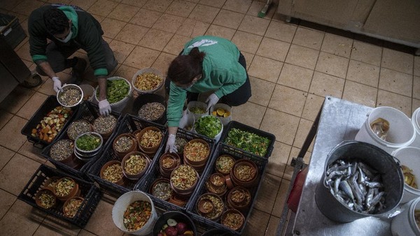 Kebun binatang ini juga terus mengeluarkan biaya operasional yang cukup besar. Seperti makanan hewan, gaji, utilitas, perawatan medis, dan pengeluaran lainnya. Bahkan biaya perawatan hewan saat ini melebihi 200.000 euro atau Rp3,4 miliar per bulan. Kebun binatang ini juga terus mengeluarkan biaya operasional yang cukup besar. Seperti makanan hewan, gaji, utilitas, perawatan medis, dan pengeluaran lainnya. Bahkan biaya perawatan hewan saat ini melebihi 200.000 euro atau Rp3,4 miliar per bulan.
