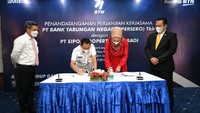 Plt Direktur Utama PT Bank Tabungan Negara (Persero) Tbk. Nixon LP Napitupulu dan Ketua Induk Koperasi Kepolisian Republik Indonesia Irjend Pol Yudi Sushariyanto, Direktur Utama PT Sipoa Propertindo Abadi, Dwie Aroem Hadiatie dan Ketua MPR RI, Bambang Soesatyo menyaksikan penandatanganan Perjanjian Kerjasama (PKS) Pemasaran Properti dan Penyediaan Fasilitas Kredit Pemilikan Apartemen Indent dan Ready Stock di Jakarta, Senin (1/2). Foto: dok. MPR