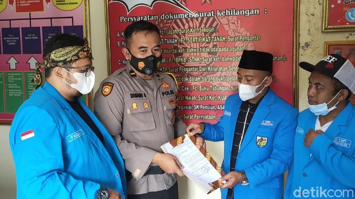 DPD KNPI Karanganyar saat melaporkan Abu Janda ke Polres Karanganyar, Senin (1/2/2021).