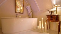 Bagi yang penasaran, hotel unik tujuh lantai itu juga begitu simpel. Lantai teratas tidak memiliki apa pun selain sebuah kolam atau bak mandi. Sementara tempat tidur dapat ditemukan di lantai bawahnya (dok EhHaeusl)