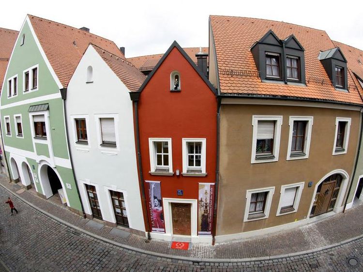 Ini Potret Hotel Terkecil Sedunia dengan Lebar 2,5 Meter Saja