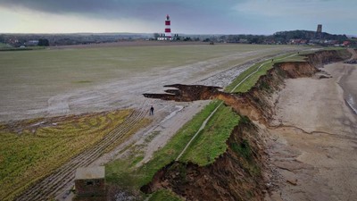 Erosi di Pantai Norfolk Inggris Makin Mengganas