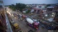 Sejumlah pengendara mengeluhkan kemacetan yang terjadi di Jalan Lenteng Agung Raya arah Pasar Minggu.