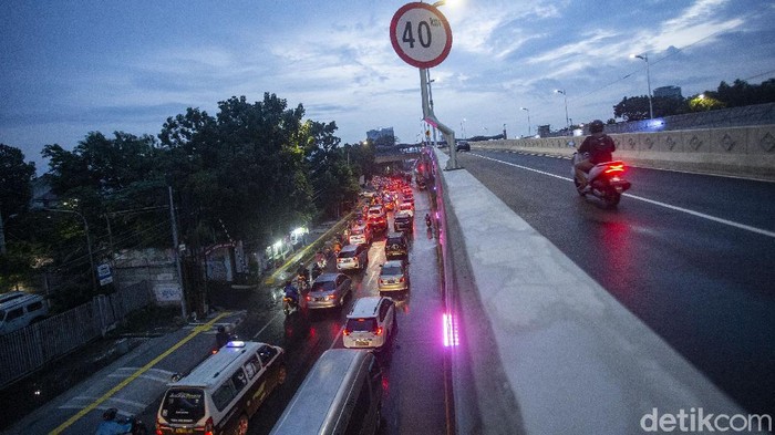 Hari kedua uji coba  Flyover Tapal Kuda di wilayah Lenteng Agung maupun Tanjung Barat, Jakarta Selatan dinilai belum efektif mengurai kemacetan.