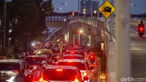 Hari kedua uji coba  Flyover Tapal Kuda di wilayah Lenteng Agung maupun Tanjung Barat, Jakarta Selatan dinilai belum efektif mengurai kemacetan.
