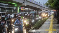 Pengendara lainnya, Januar, mengatakan Flyover Tapal Kuda tidak berpengaruh banyak mengurangi kemacetan. Januar menyarankan pemerintah juga membuat flyover bypass yang langsung ke arah Pasar Minggu untuk menghilangkan kemacetan.