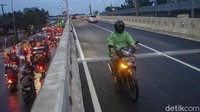 Sementara itu, Kepala Bidang Jalan dan Jembatan Dinas Bina Marga Provinsi DKI Jakarta Yudi Febriyadi mengatakan pengerjaan Flyover Tapal Kuda ini belum sepenuhnya selesai. Uji coba dilakukan hingga pukul 21.00 WIB karena masih ada pengerjaan untuk jembatan penyeberangan orang (JPO).