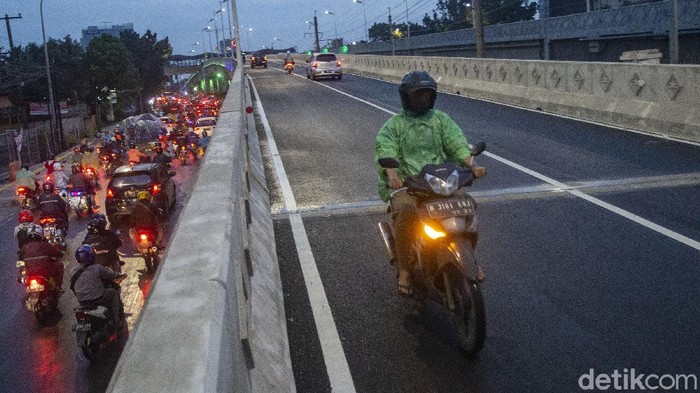Hari kedua uji coba  Flyover Tapal Kuda di wilayah Lenteng Agung maupun Tanjung Barat, Jakarta Selatan dinilai belum efektif mengurai kemacetan.