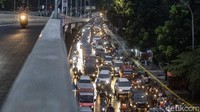 Pengendara melintas di Flyover Tapal Kuda, Jakarta, Senin (1/2/2021).