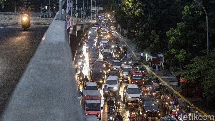 Hari kedua uji coba  Flyover Tapal Kuda di wilayah Lenteng Agung maupun Tanjung Barat, Jakarta Selatan dinilai belum efektif mengurai kemacetan.