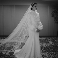 Di hari pernikahannya, Ririn Ekawati tampil mempesona dengan balutan gaun pengantin bernuansa vintage rancangan Hian Tjen. Gaun terbuat dari sutra duccess berwarna off-white yang dihiasi detail bergaya klasik. Foto: Rio Motret via Insatagram @hiantjen