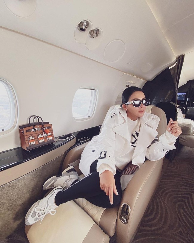 Bukan Syahrini namanya kalau tidak bolak-balik pergi dengan jet pribadi. Perjalanan kian terasa mewah karena ditemani tas Hermes. (Foto: Instagram)