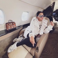 Bukan Syahrini namanya kalau tidak bolak-balik pergi dengan jet pribadi. Perjalanan kian terasa mewah karena ditemani tas Hermes. (Foto: Instagram)