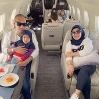 Adik Syahrini, Aisyahrani, juga menggunakan jet pribadi. Ia kompak bersama suaminya menggunakan sweater dari rumah mode Fendi. (Foto: Instagram)